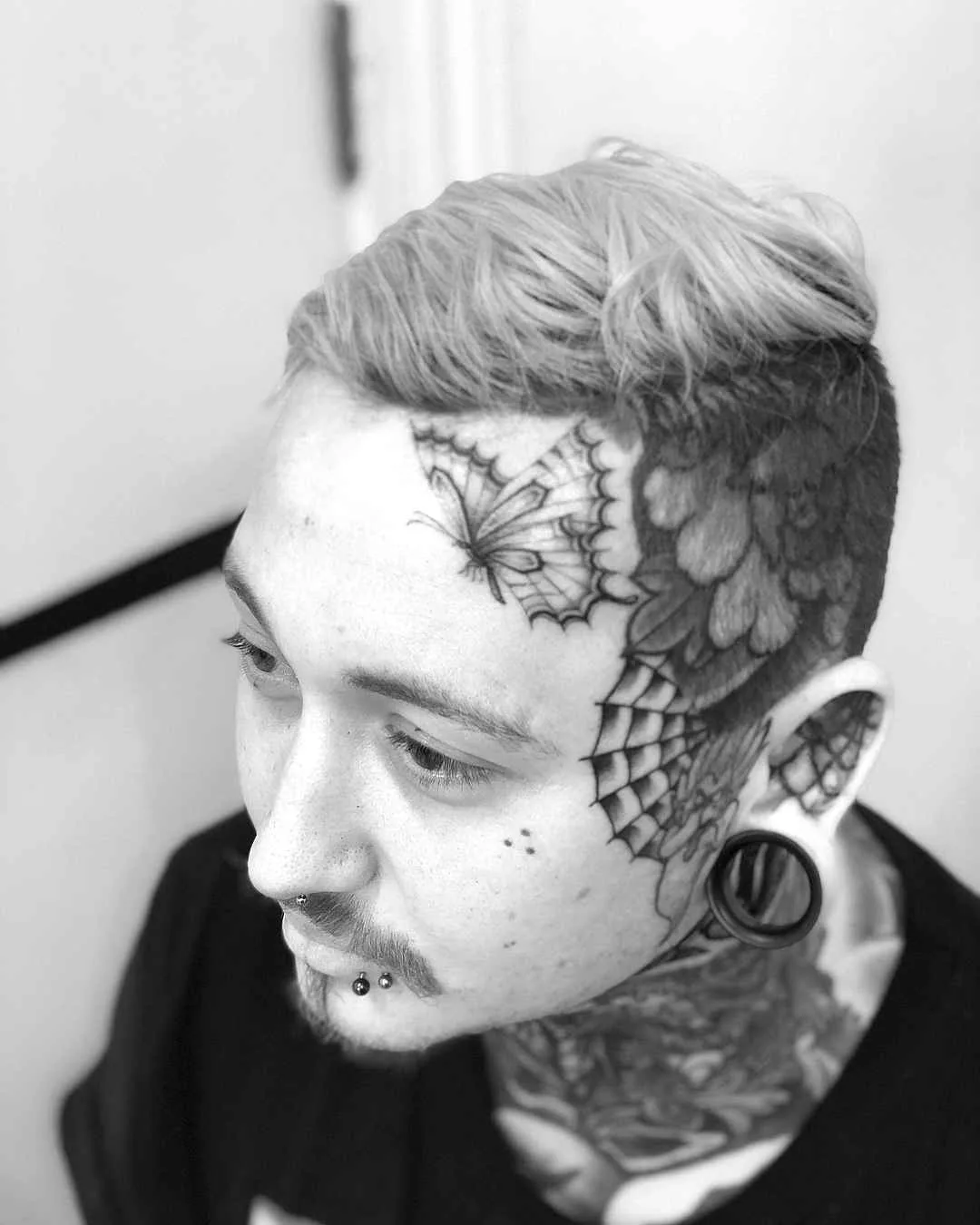 Tatuador Stefan Spider Sinclair, autores tatuagem de pontos pretos minimalista | Nova Zelândia