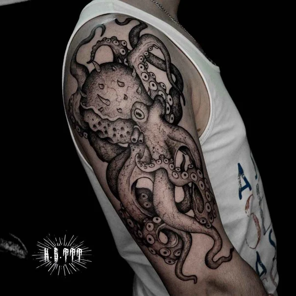 Чёрно-серая Octopus tattoo на Плечо