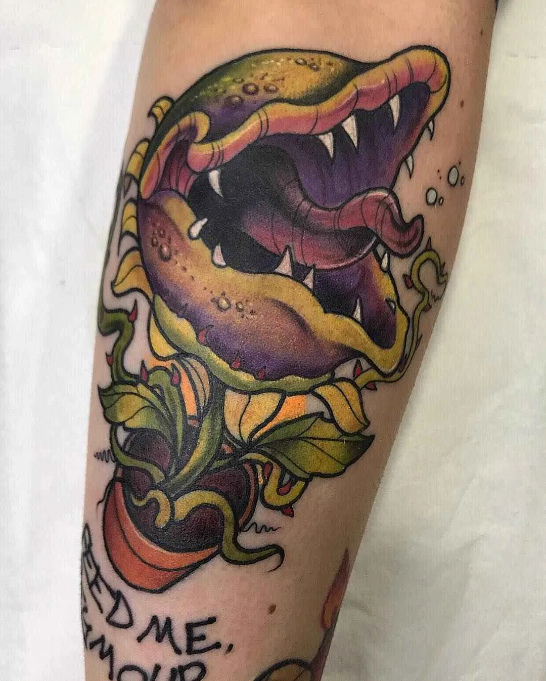 Artista di tatuaggi Raquel Escudero, tatuaggio a colori neo tradizionale di film | Spagna