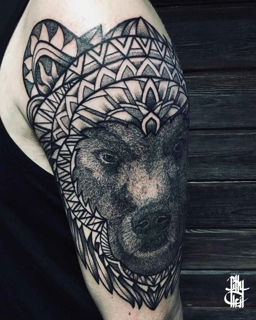Artista di tatuaggi Billy Heil tatuaggio in nero a motivi ornamentali | Minsk, Belarus