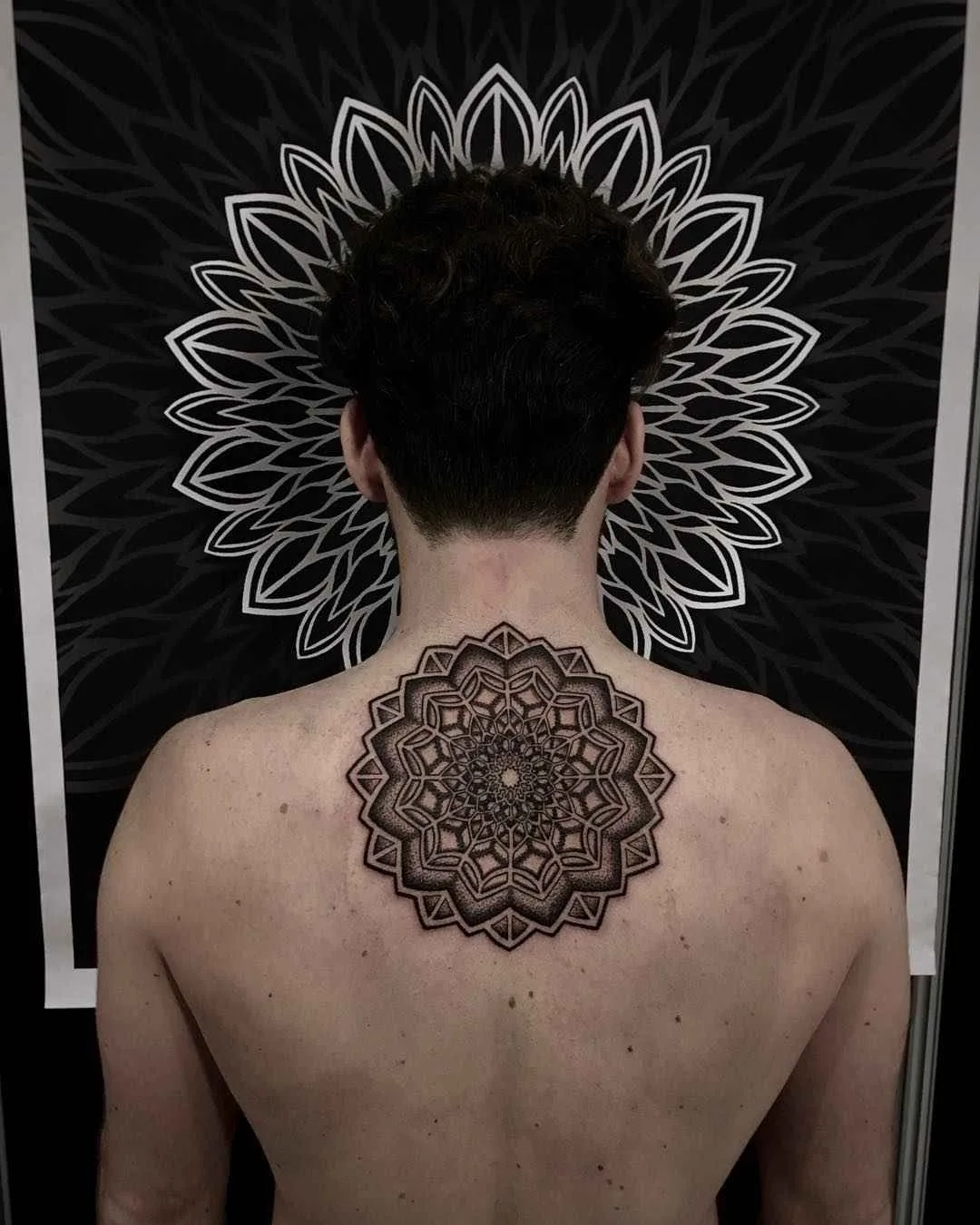 Tatuador Jessi Manchester, estilo do autor tatuagem preta decorativa | EUA