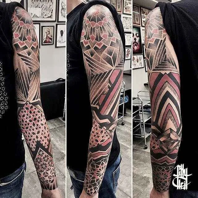 Artista di tatuaggi Billy Heil tatuaggio in nero a motivi ornamentali | Minsk, Belarus