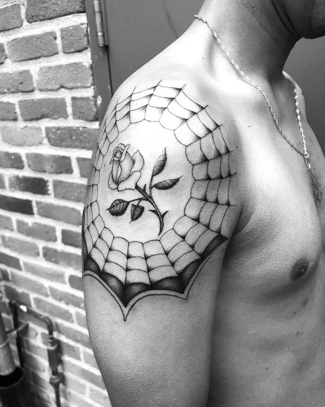 Tatuador Stefan Spider Sinclair, autores tatuagem de pontos pretos minimalista | Nova Zelândia
