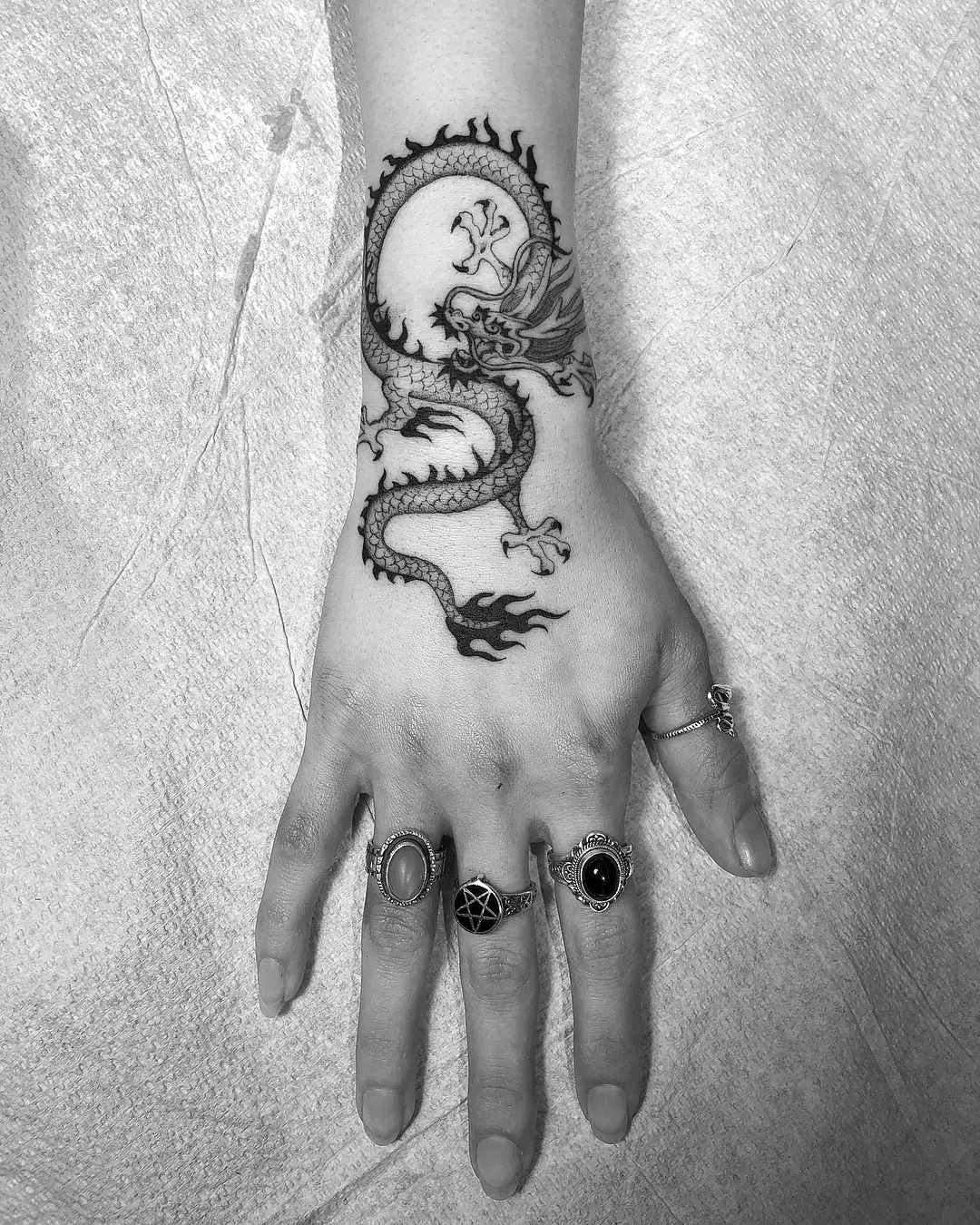 Tatuador Stefan Spider Sinclair, autores tatuagem de pontos pretos minimalista | Nova Zelândia