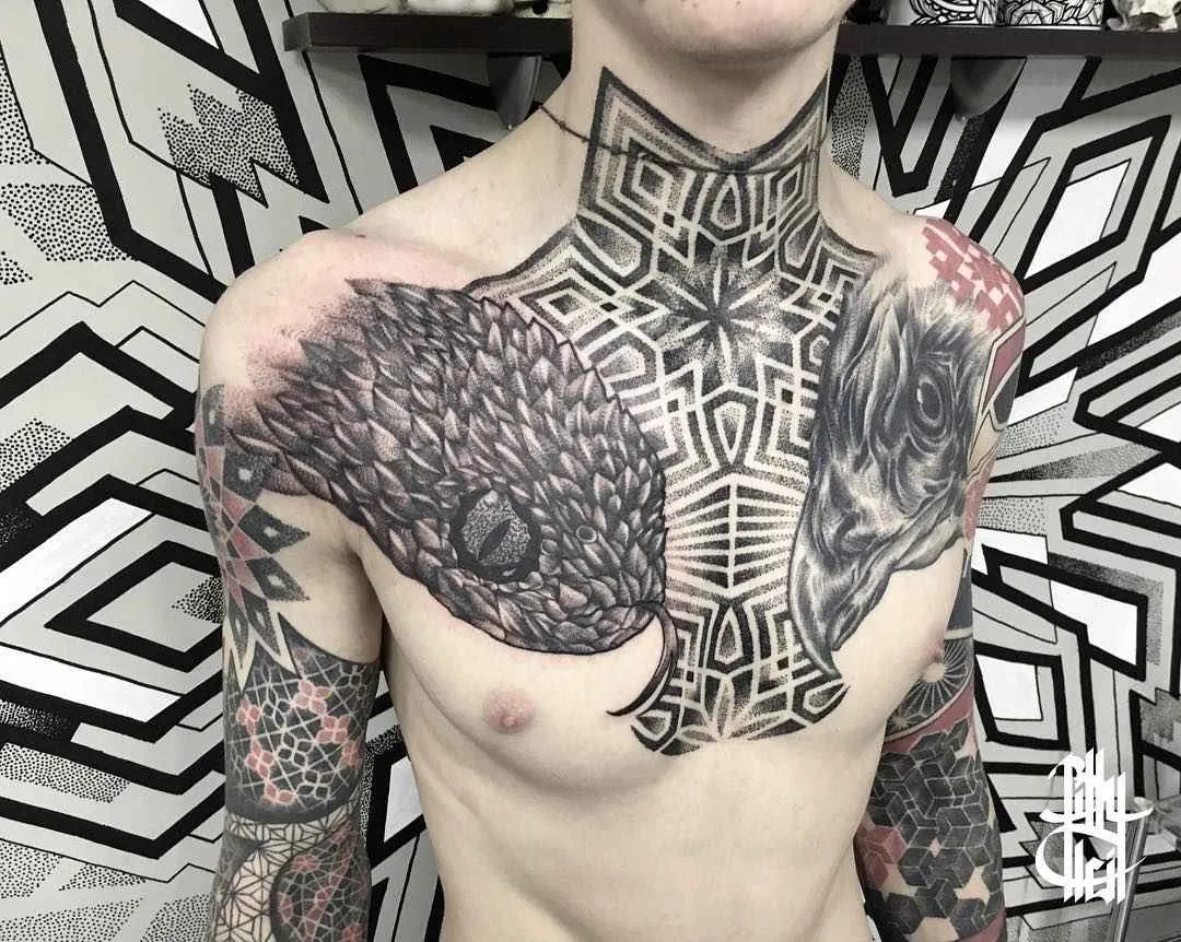Artista di tatuaggi Billy Heil tatuaggio in nero a motivi ornamentali | Minsk, Belarus