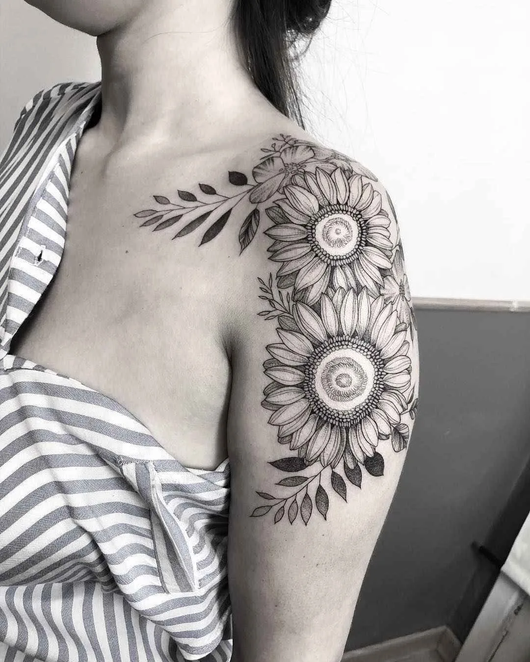 Tatuador(a) Sandra Cunha authors style blackwork tattoo, linework, surrealism | Brasil