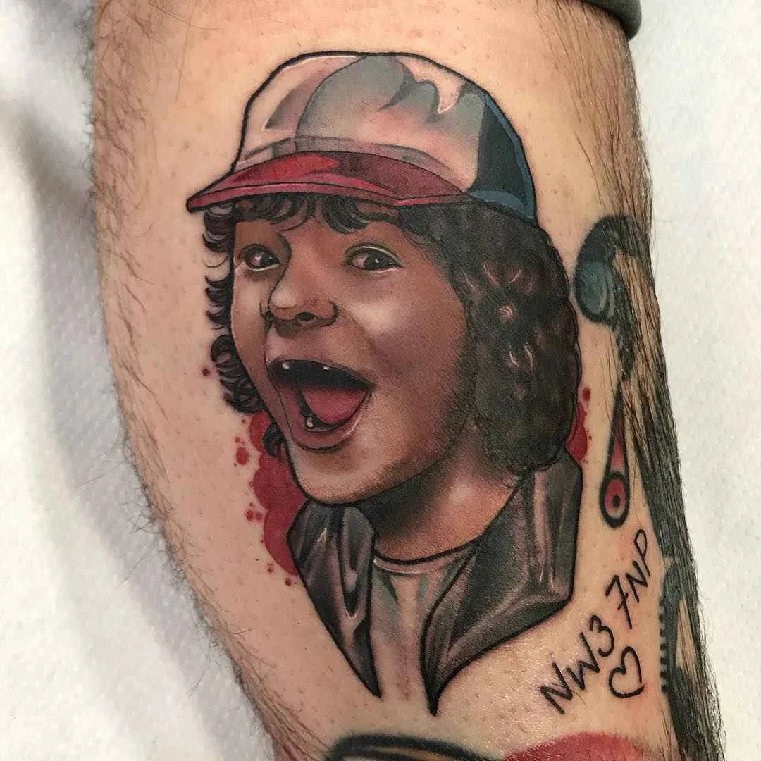 Artista di tatuaggi Raquel Escudero, tatuaggio a colori neo tradizionale di film | Spagna