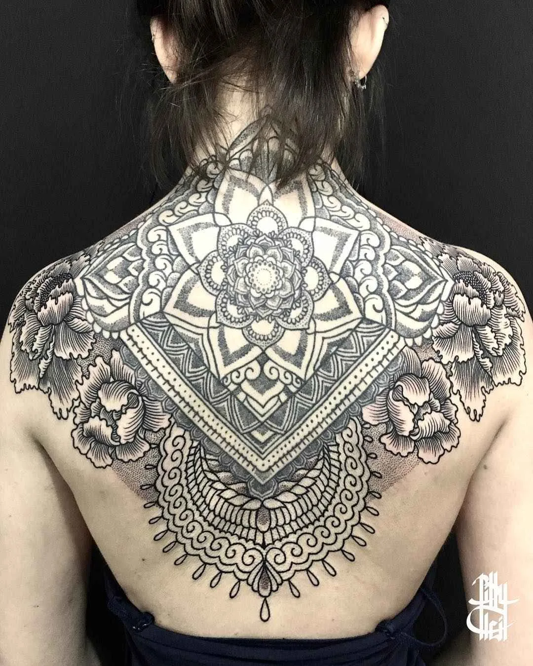 Artista di tatuaggi Billy Heil tatuaggio in nero a motivi ornamentali | Minsk, Belarus
