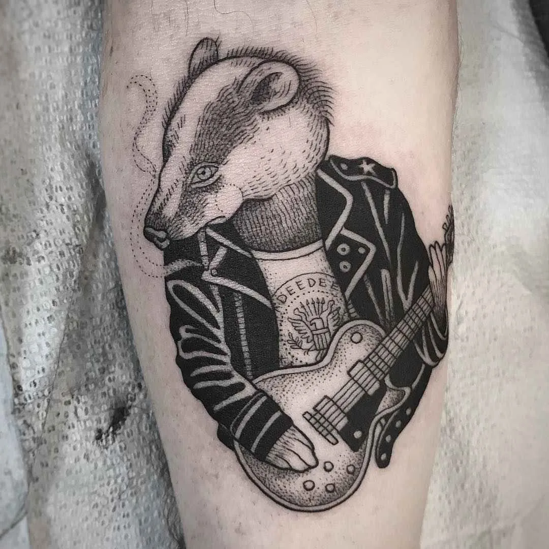Artista de tatuagem Susanne Suflanda Konig tatuagem ilustrativa gráfica de animais preto e cinza | Alemanha, Reino Unido