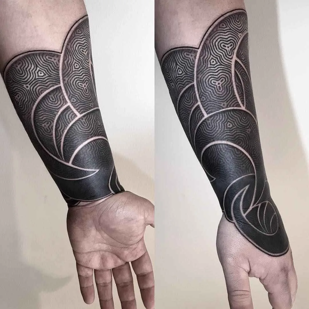 Tatuador Jessi Manchester, estilo do autor tatuagem preta decorativa | EUA