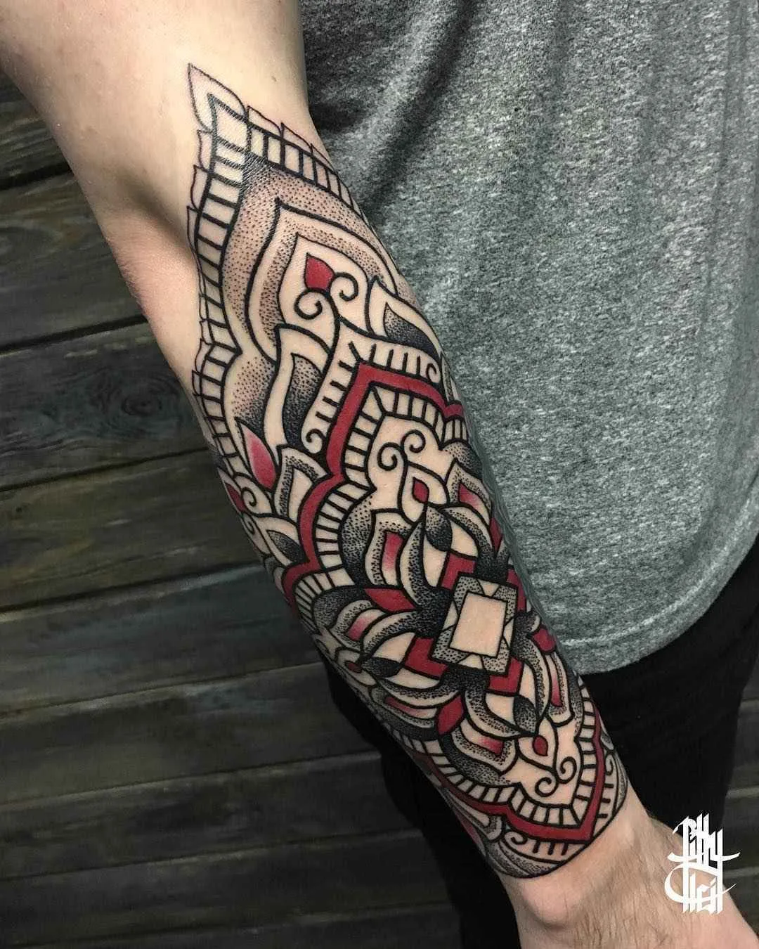 Artista di tatuaggi Billy Heil tatuaggio in nero a motivi ornamentali | Minsk, Belarus