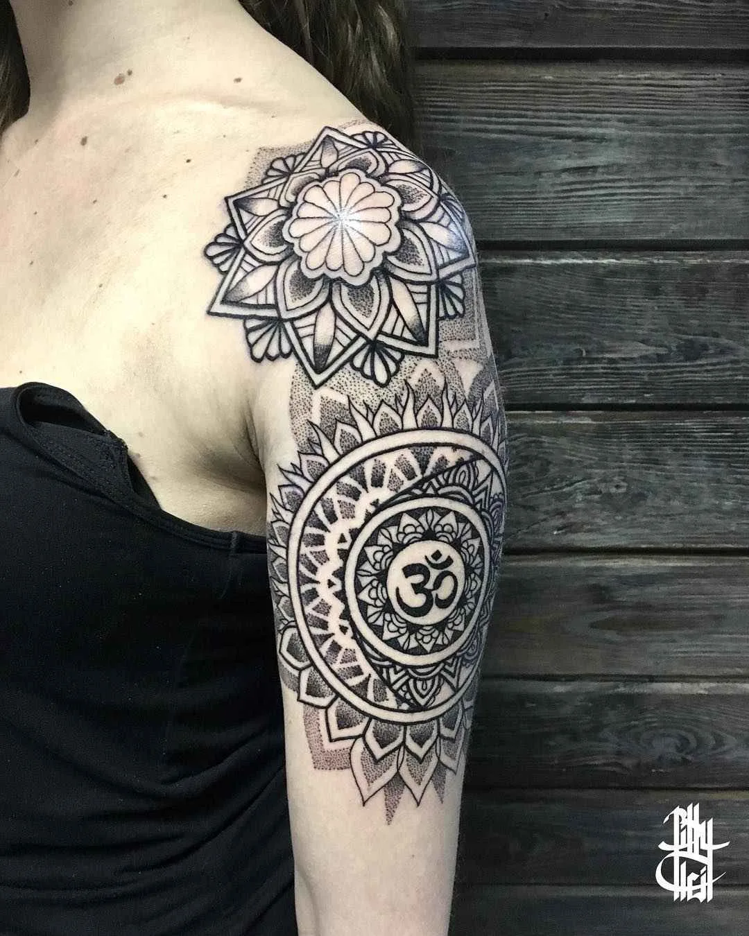 Artista di tatuaggi Billy Heil tatuaggio in nero a motivi ornamentali | Minsk, Belarus