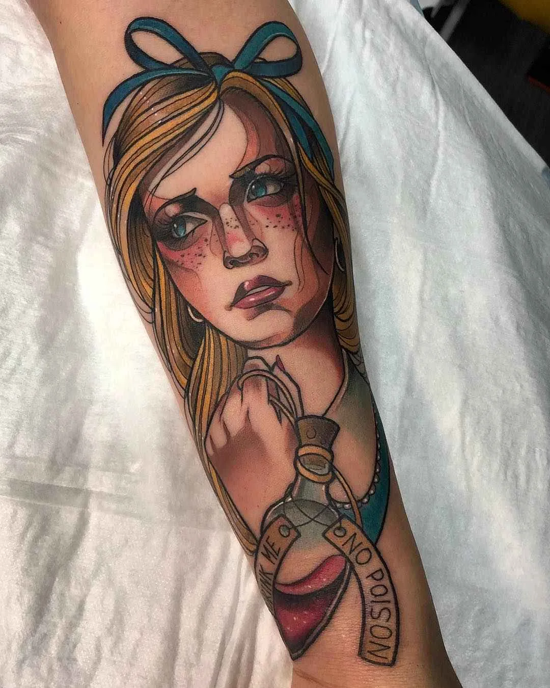 Artista di tatuaggi Raquel Escudero, tatuaggio a colori neo tradizionale di film | Spagna