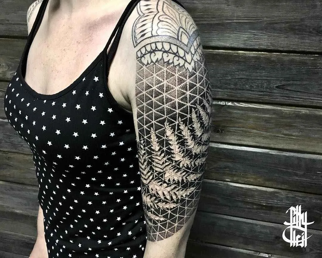 Artista di tatuaggi Billy Heil tatuaggio in nero a motivi ornamentali | Minsk, Belarus