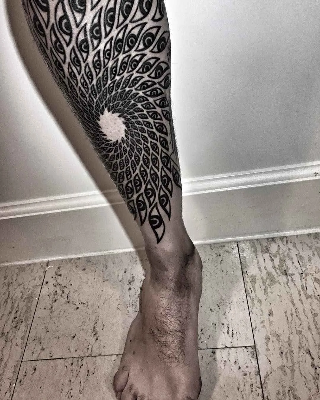 Tatuador Jessi Manchester, estilo do autor tatuagem preta decorativa | EUA