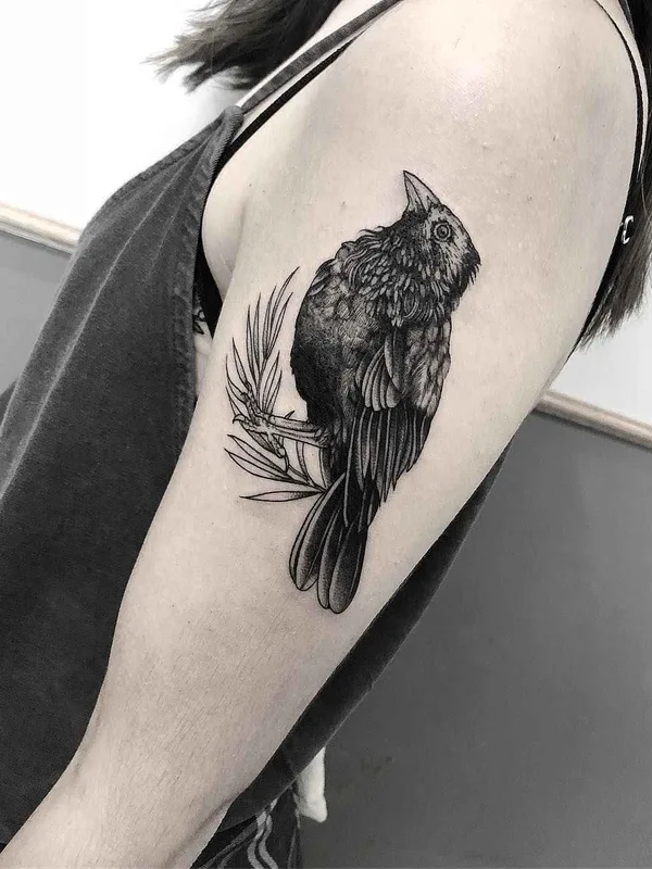 female black and grey blackwork tattoo auf upper arm #19093 | Tätowierer Sandra Cunha