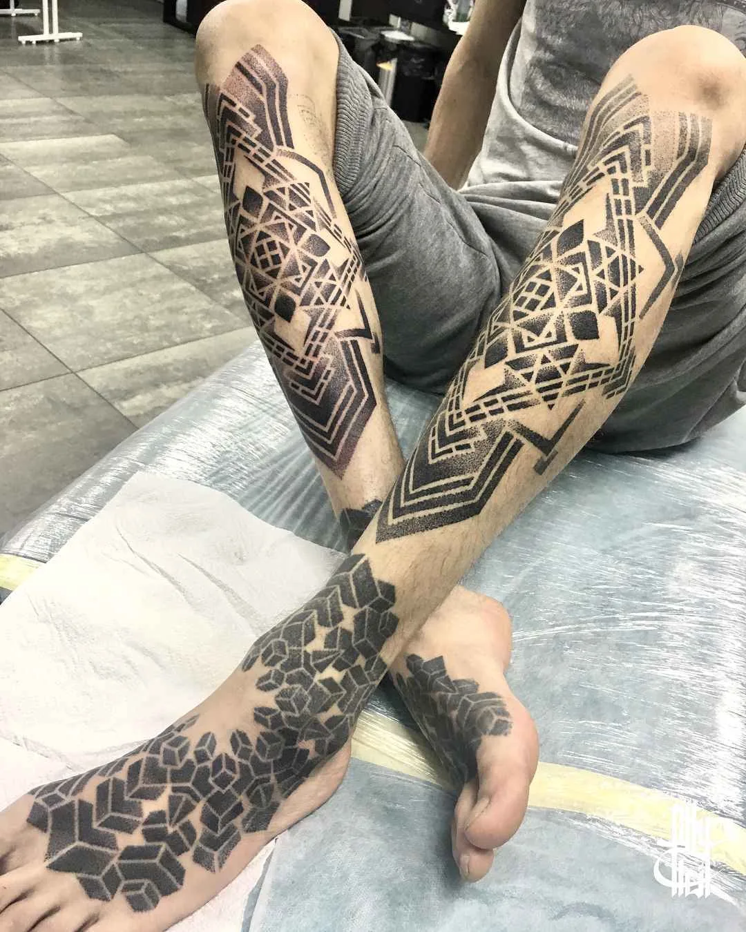 Artista di tatuaggi Billy Heil tatuaggio in nero a motivi ornamentali | Minsk, Belarus