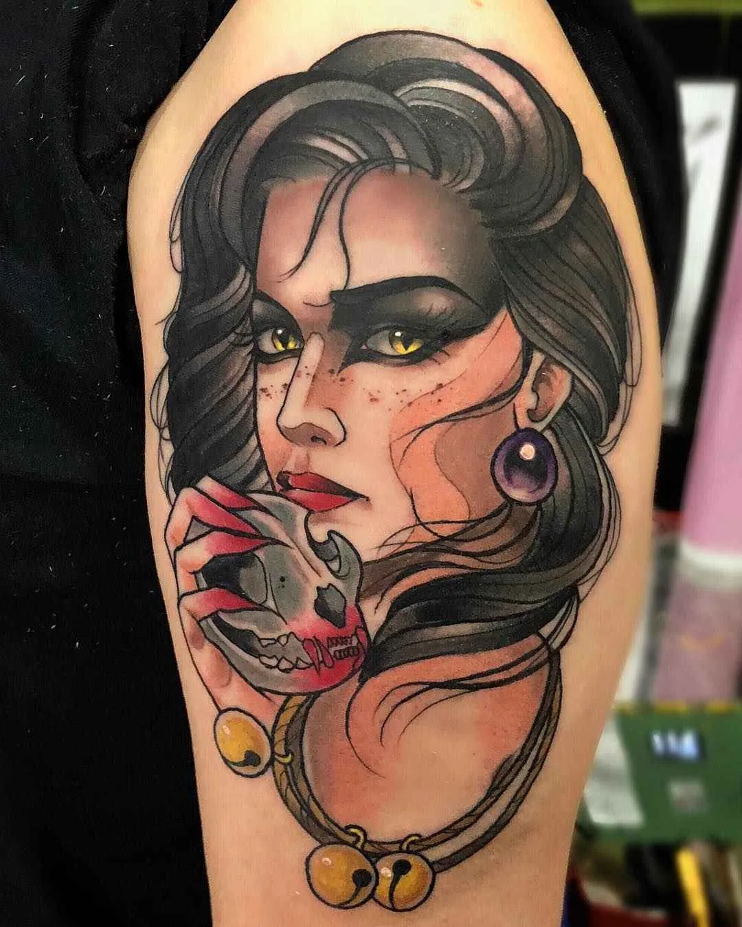 Artista di tatuaggi Raquel Escudero, tatuaggio a colori neo tradizionale di film | Spagna
