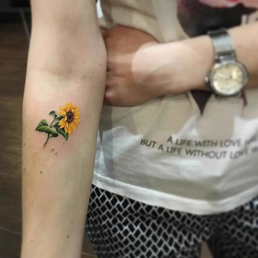 Artista di tatuaggi Zinaida Pasko, ritratto in colore e nero e grigio, realismo, minimalismo | Mosca, Russia