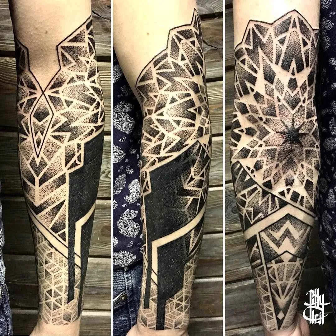Artista di tatuaggi Billy Heil tatuaggio in nero a motivi ornamentali | Minsk, Belarus