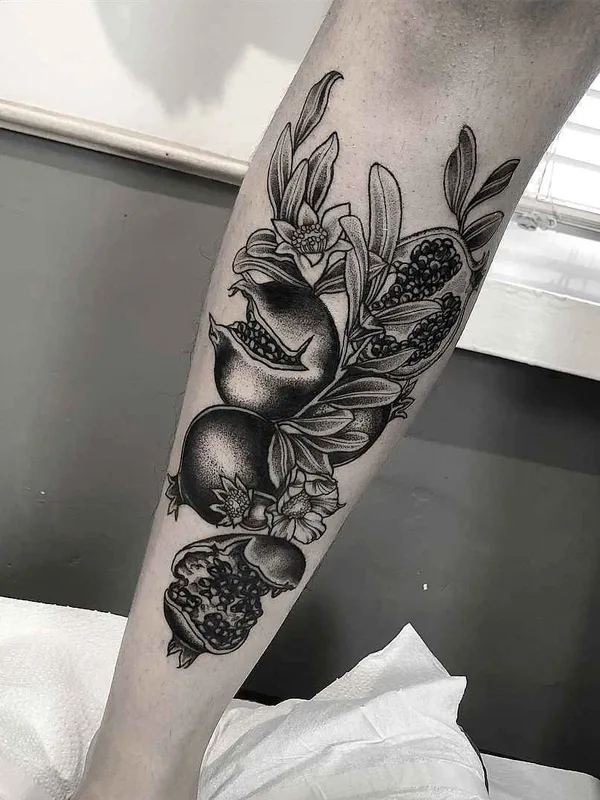 black and grey blackwork tattoo auf calf #19094 | Tätowierer Sandra Cunha
