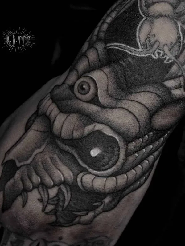 black and grey blackwork Tatuagem em back of hand #19982 | Tatuador Клим Шахнин
