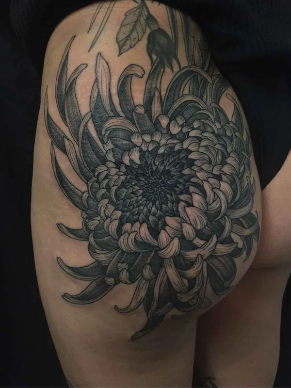 female black and grey japanese Tatuaggio su hip #19757 | Tatuatore Richard Warnock
