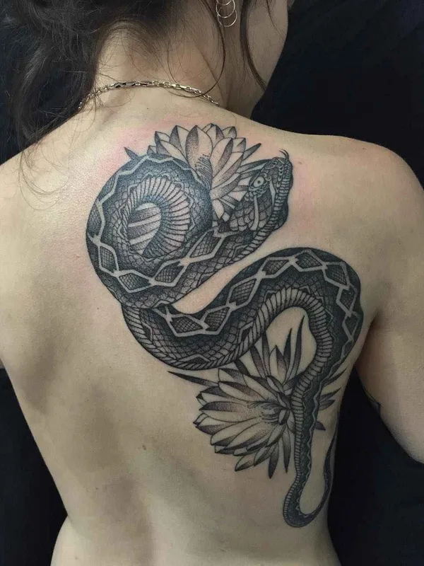 female black and grey blackwork Tatuaggio su upper back #19756 | Tatuatore Richard Warnock