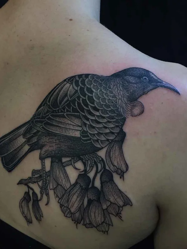black and grey blackwork Tatuaggio su shoulder blade #19760 | Tatuatore Richard Warnock