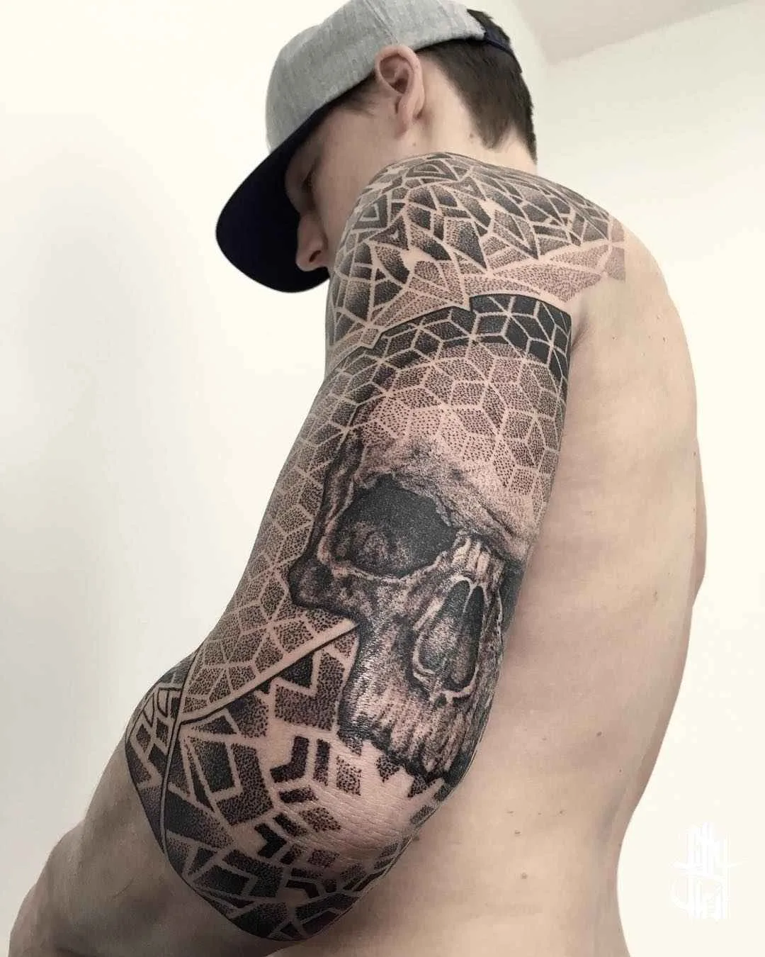 Artista di tatuaggi Billy Heil tatuaggio in nero a motivi ornamentali | Minsk, Belarus