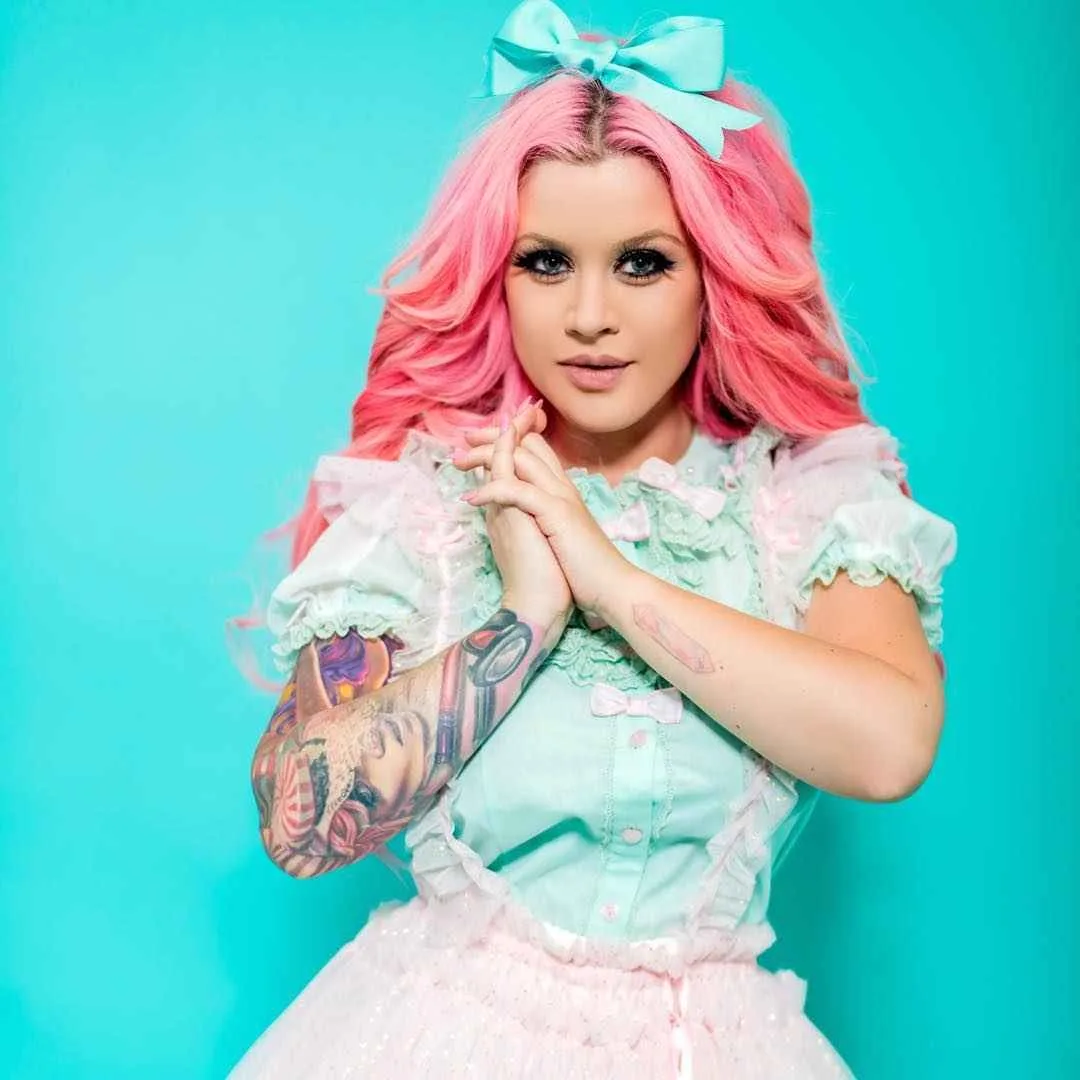 Modello tatuato Kelly Eden, modello alternativo, ragazza tatuata | USA