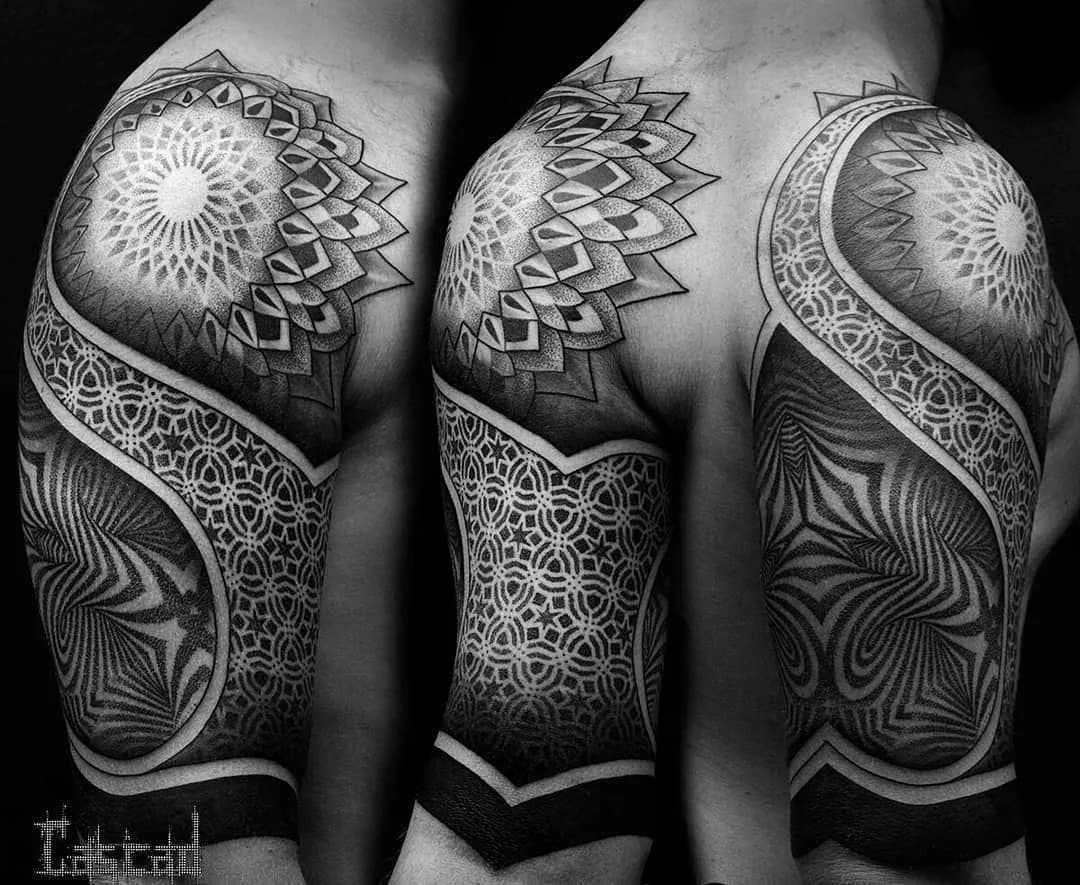 Artista di tatuaggi Ilya Sascad Kandaurov, stile autore blackwork ornamentale tatuaggio | Russia