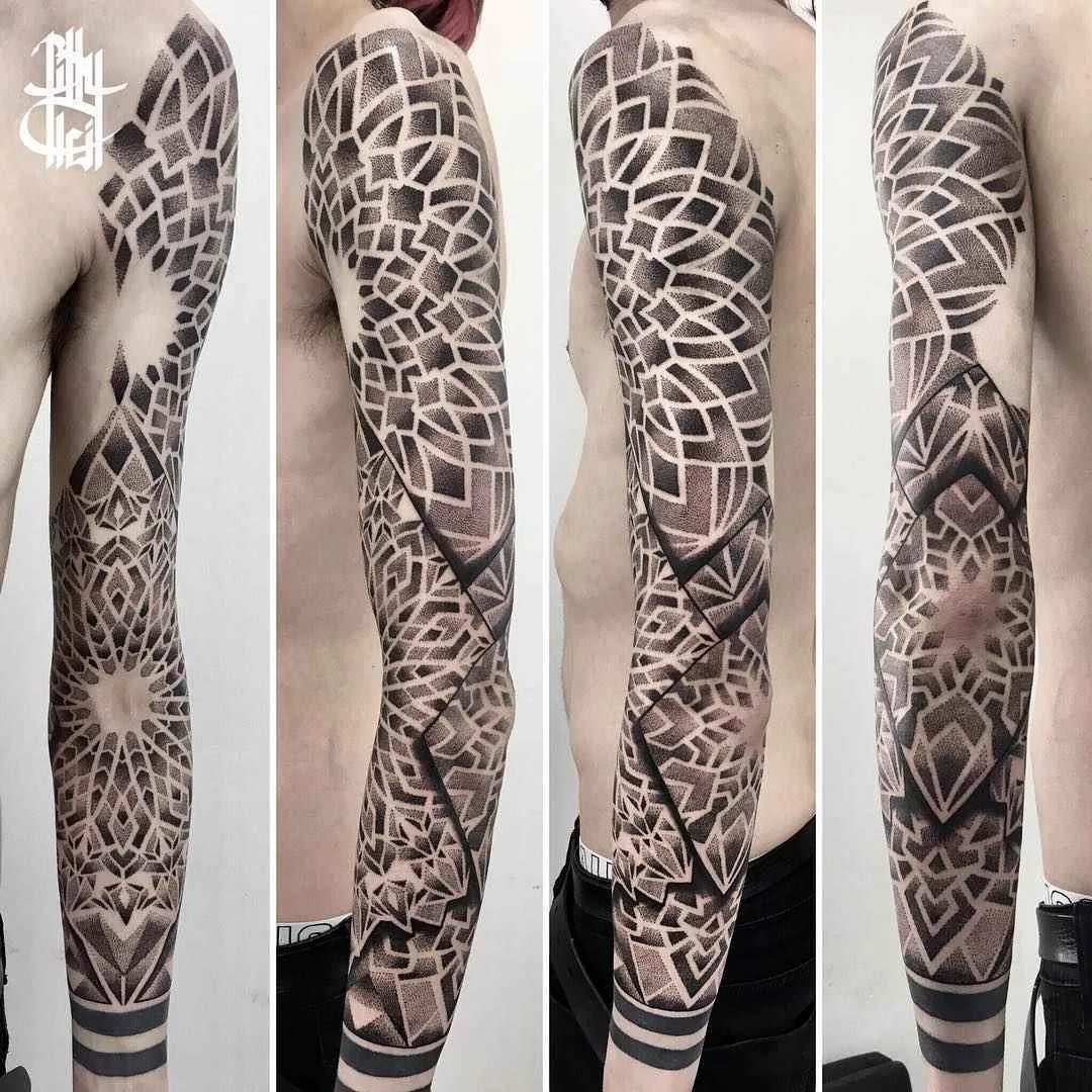 Artista di tatuaggi Billy Heil tatuaggio in nero a motivi ornamentali | Minsk, Belarus