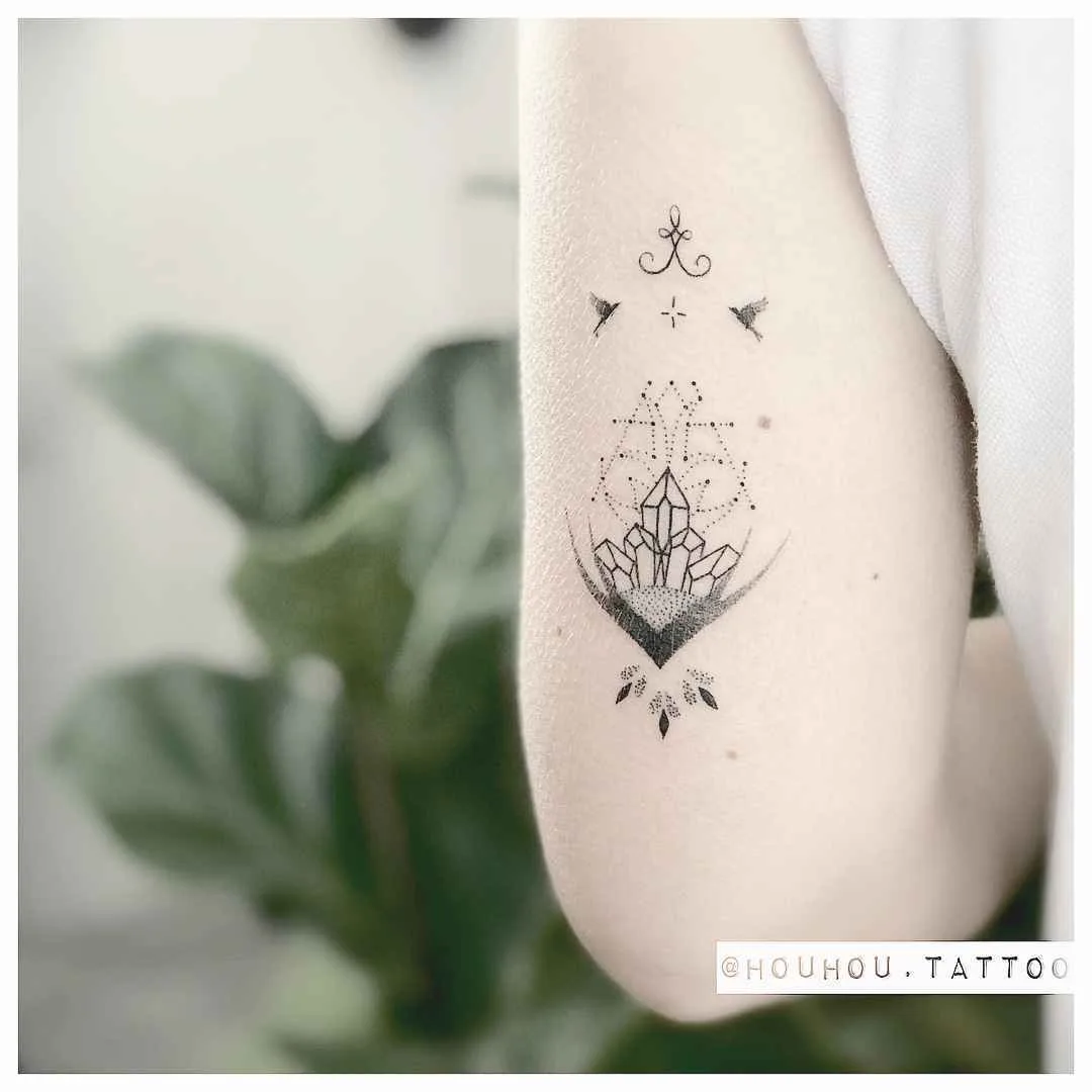 Tattoo artist Ver&ocirc;nica Alves (Houhou) , authors black dotwork minimalistic tattoo | Brazil