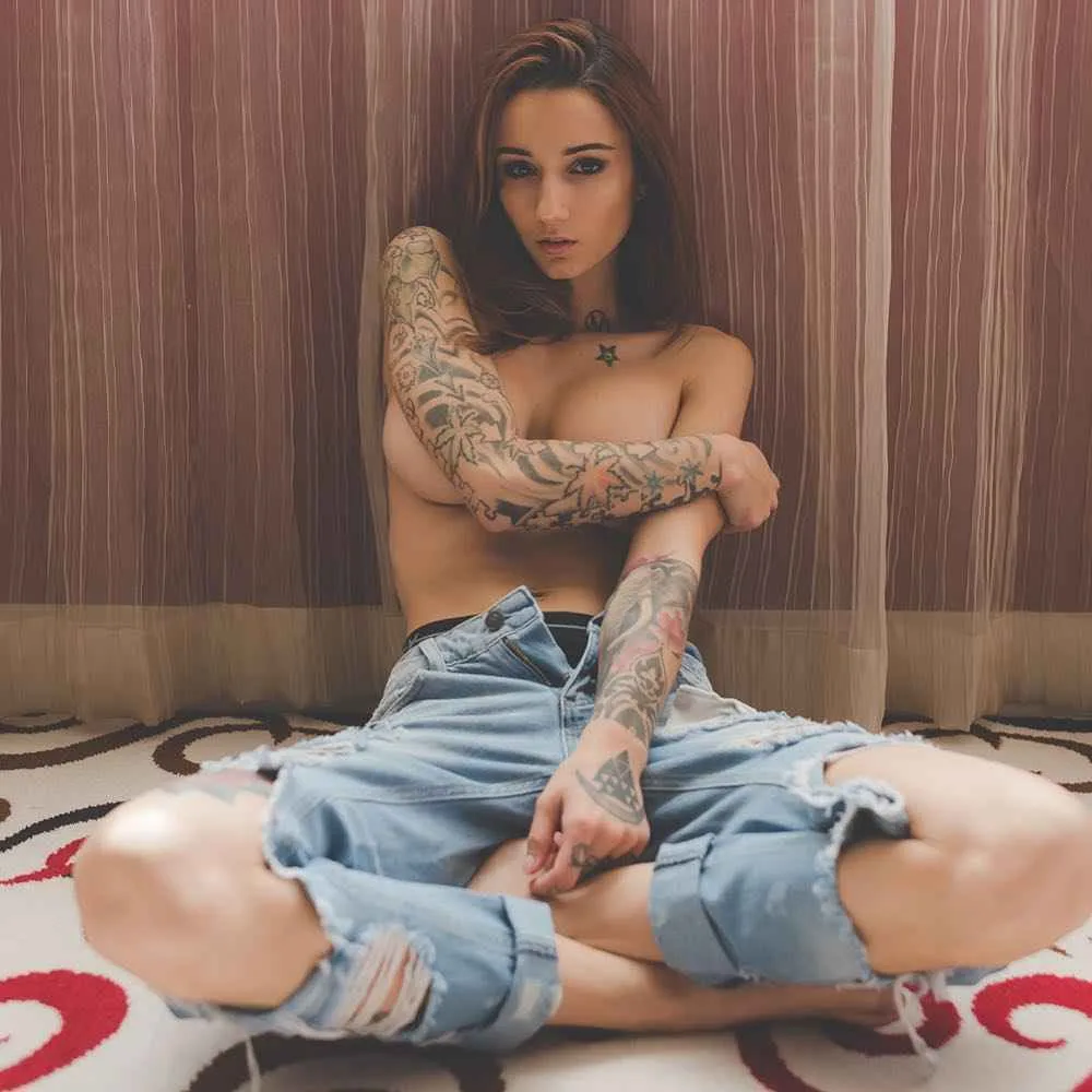 Modello tatuato Brin Amberlee , modello alternativo, ragazza tatuata | USA