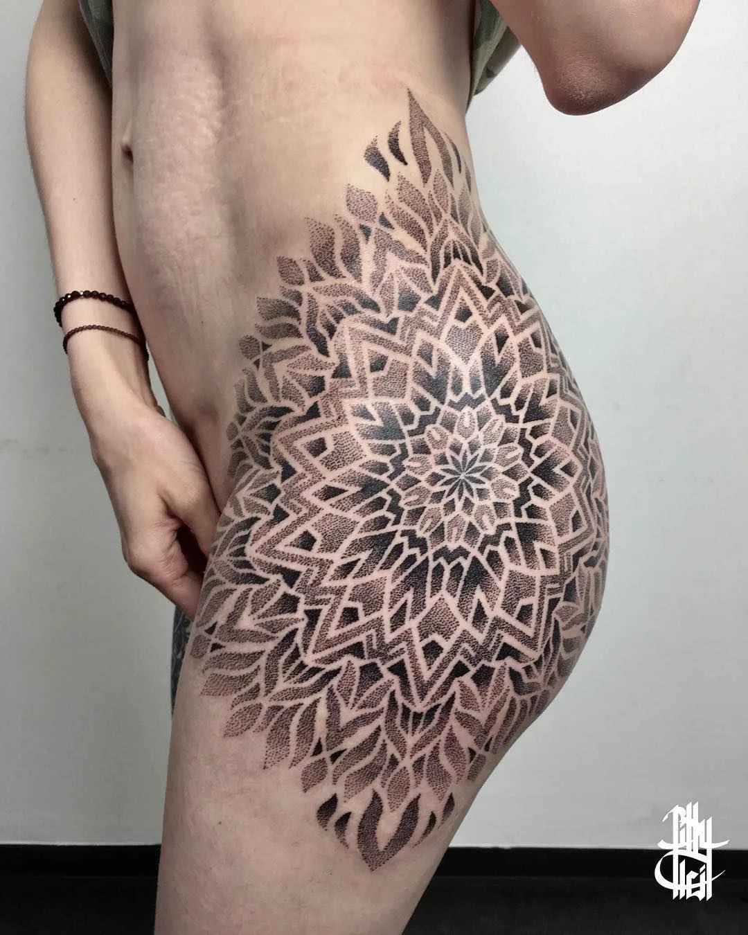 Artista di tatuaggi Billy Heil tatuaggio in nero a motivi ornamentali | Minsk, Belarus