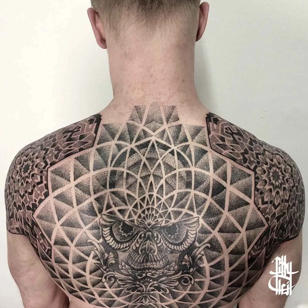 Artista di tatuaggi Billy Heil tatuaggio in nero a motivi ornamentali | Minsk, Belarus