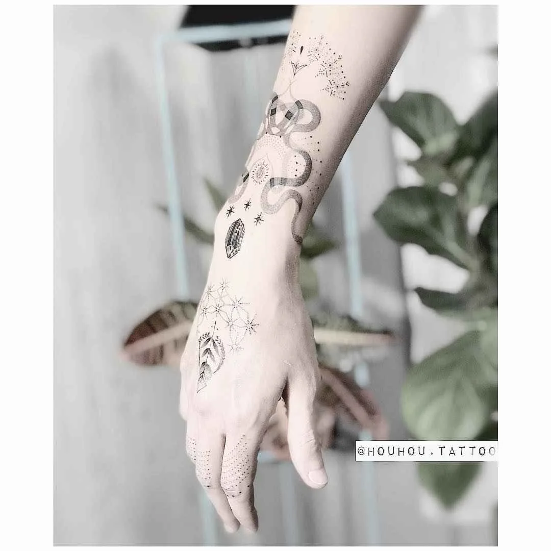 Tattoo artist Ver&ocirc;nica Alves (Houhou) , authors black dotwork minimalistic tattoo | Brazil