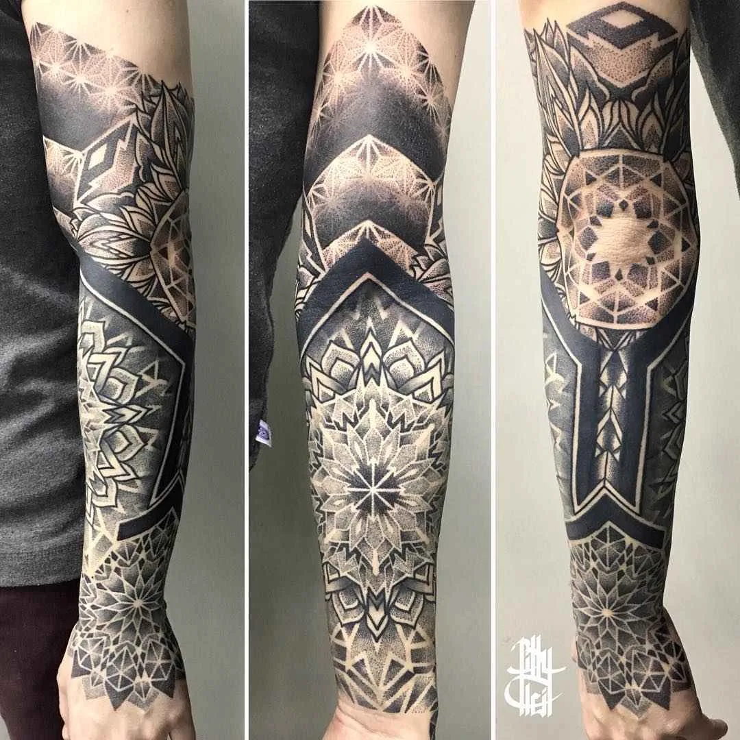 Artista di tatuaggi Billy Heil tatuaggio in nero a motivi ornamentali | Minsk, Belarus