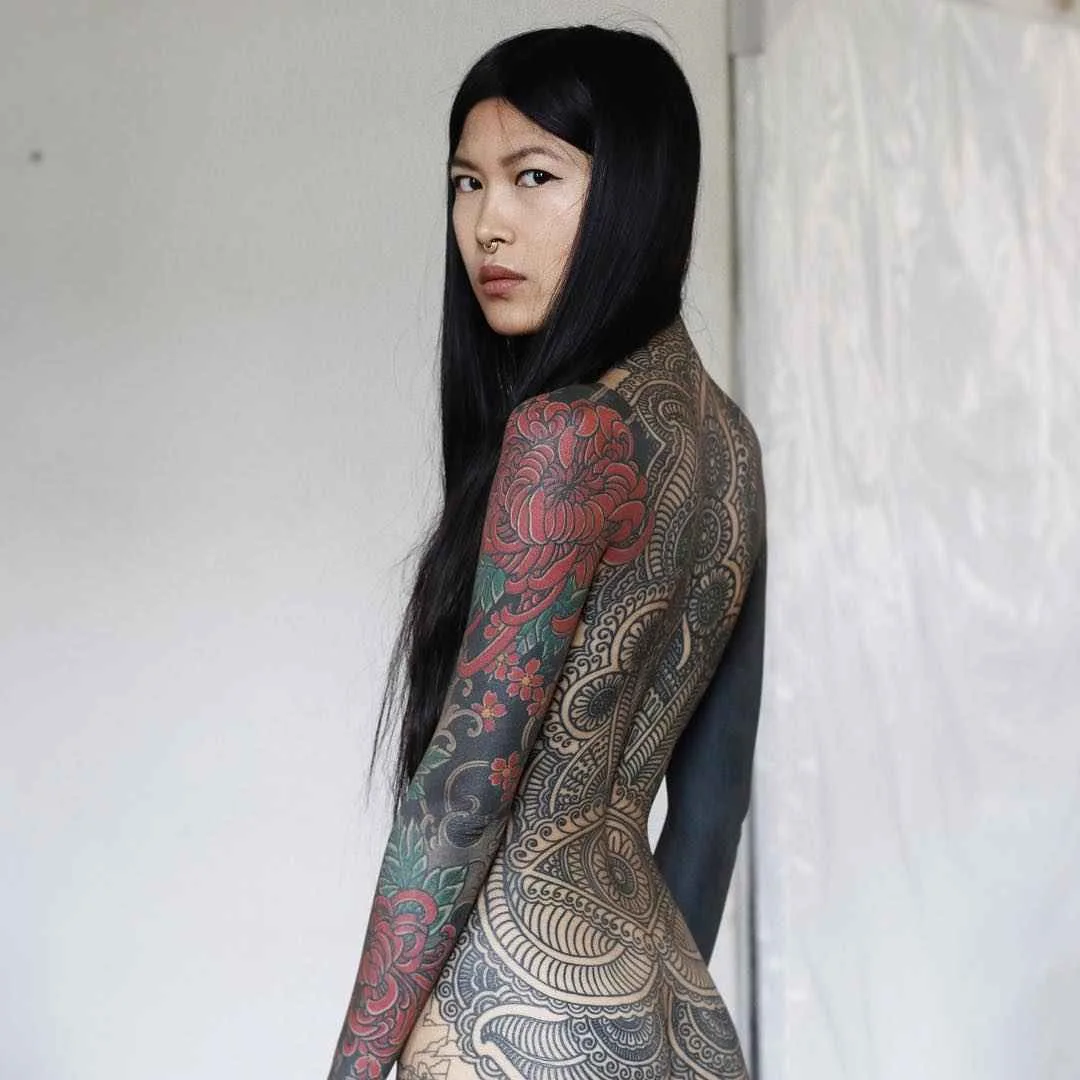 modello tatuato Anh Wisle, modello foto alternativo, ragazza tatuata | Francia