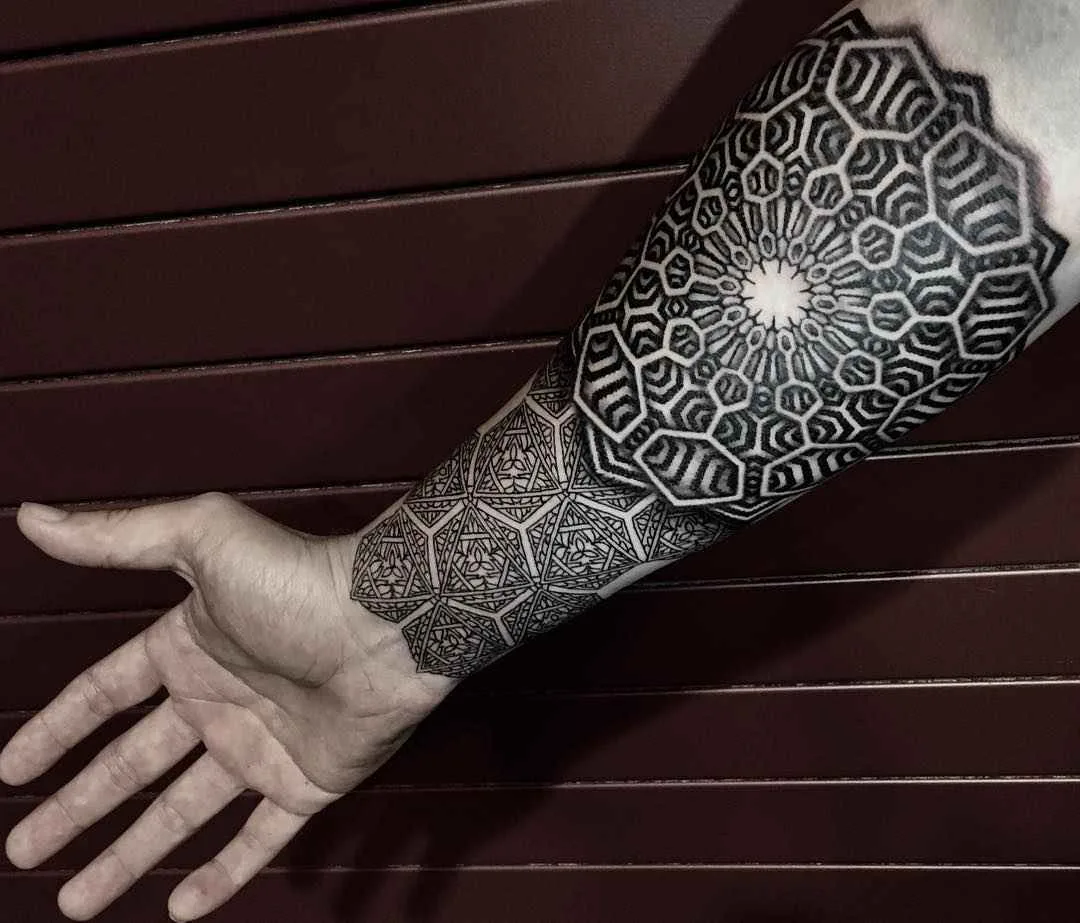 Tatuador Jessi Manchester, estilo do autor tatuagem preta decorativa | EUA