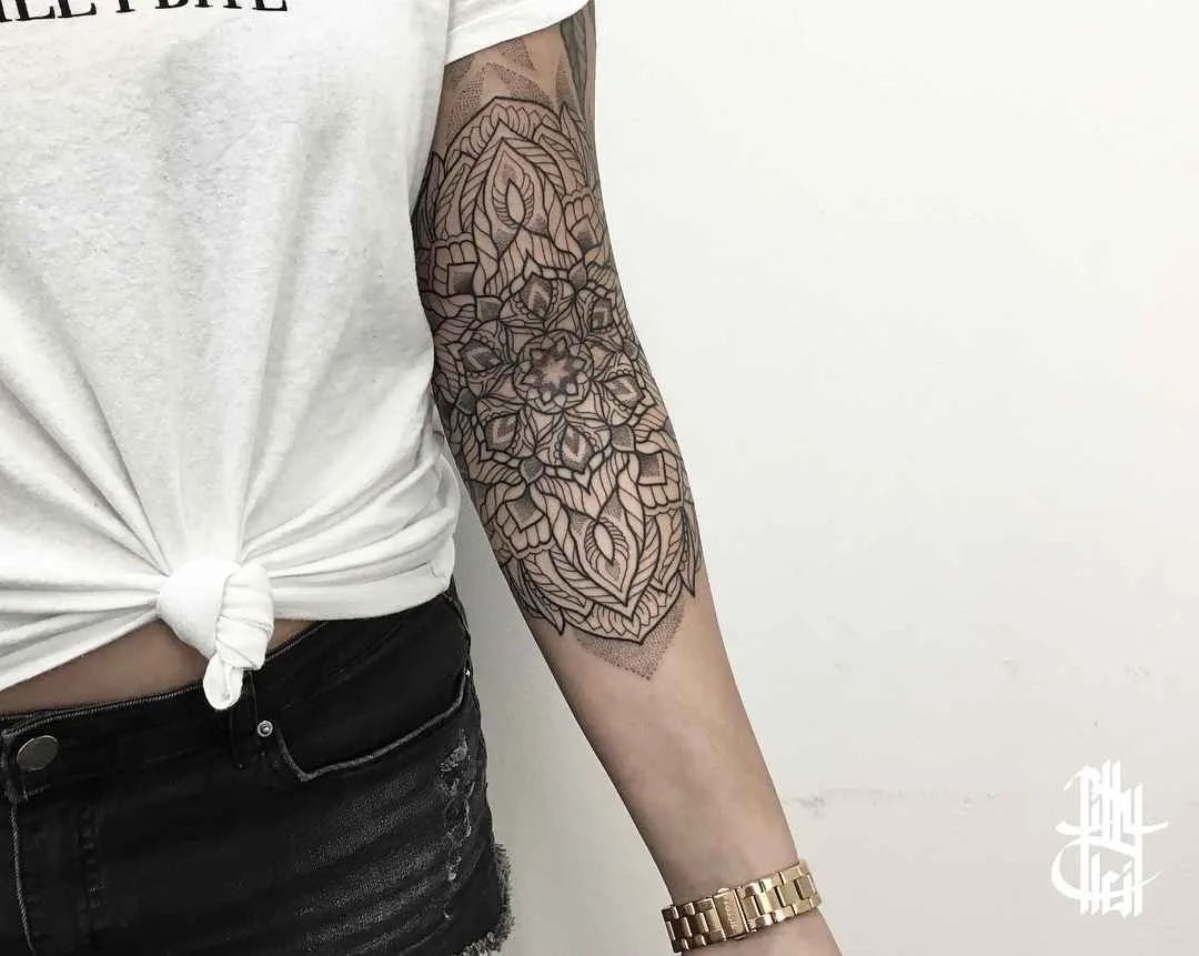 Artista di tatuaggi Billy Heil tatuaggio in nero a motivi ornamentali | Minsk, Belarus