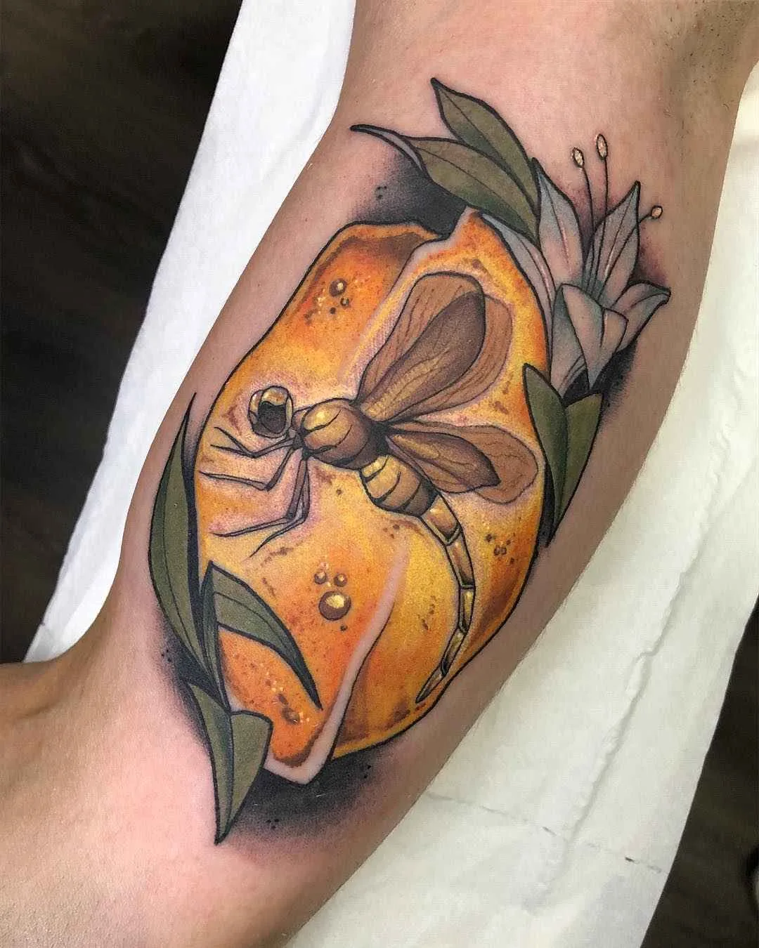 Artista di tatuaggi Raquel Escudero, tatuaggio a colori neo tradizionale di film | Spagna