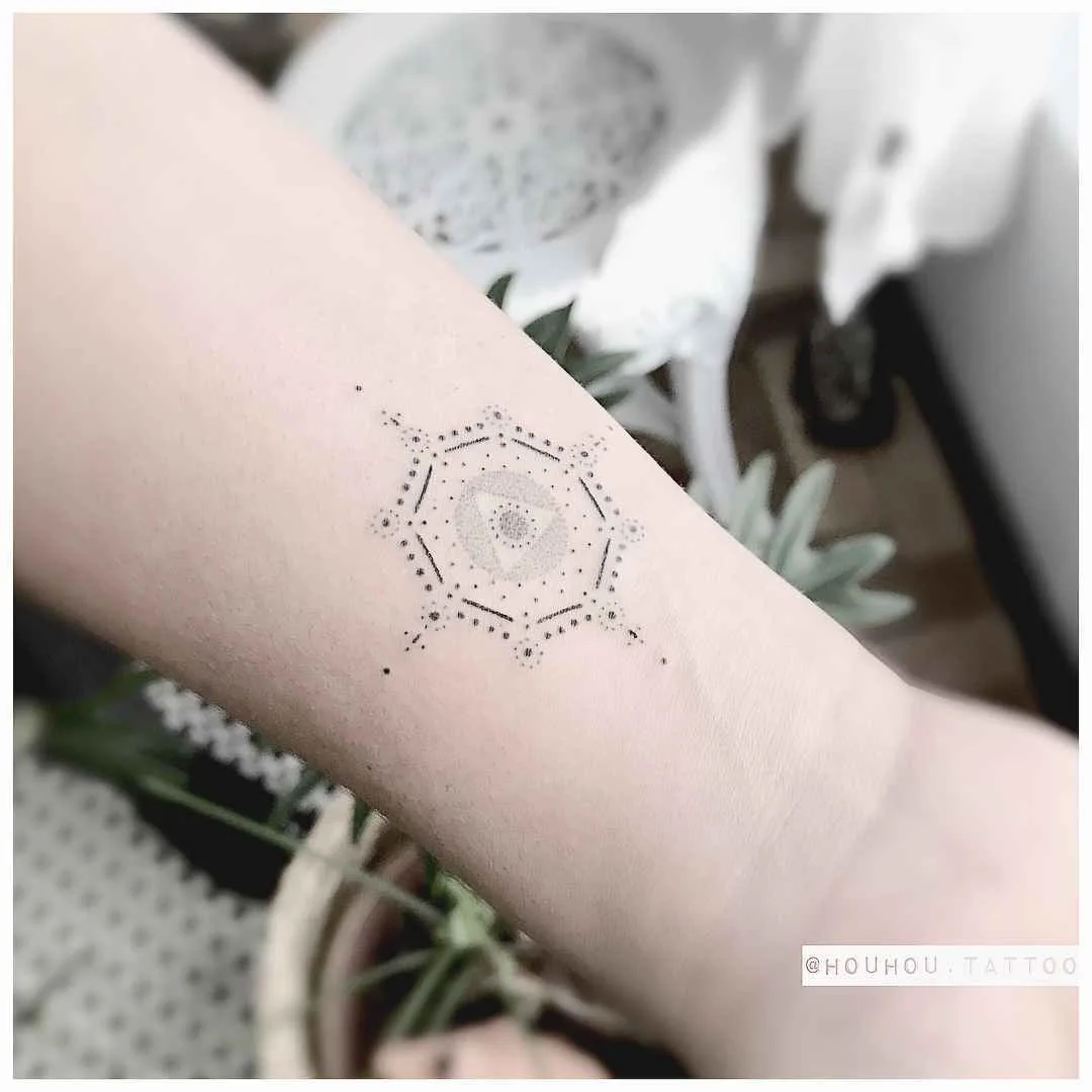 Tattoo artist Ver&ocirc;nica Alves (Houhou) , authors black dotwork minimalistic tattoo | Brazil