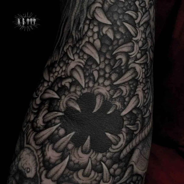 Блэкворк Teeth, Monster tattoo на Предплечье