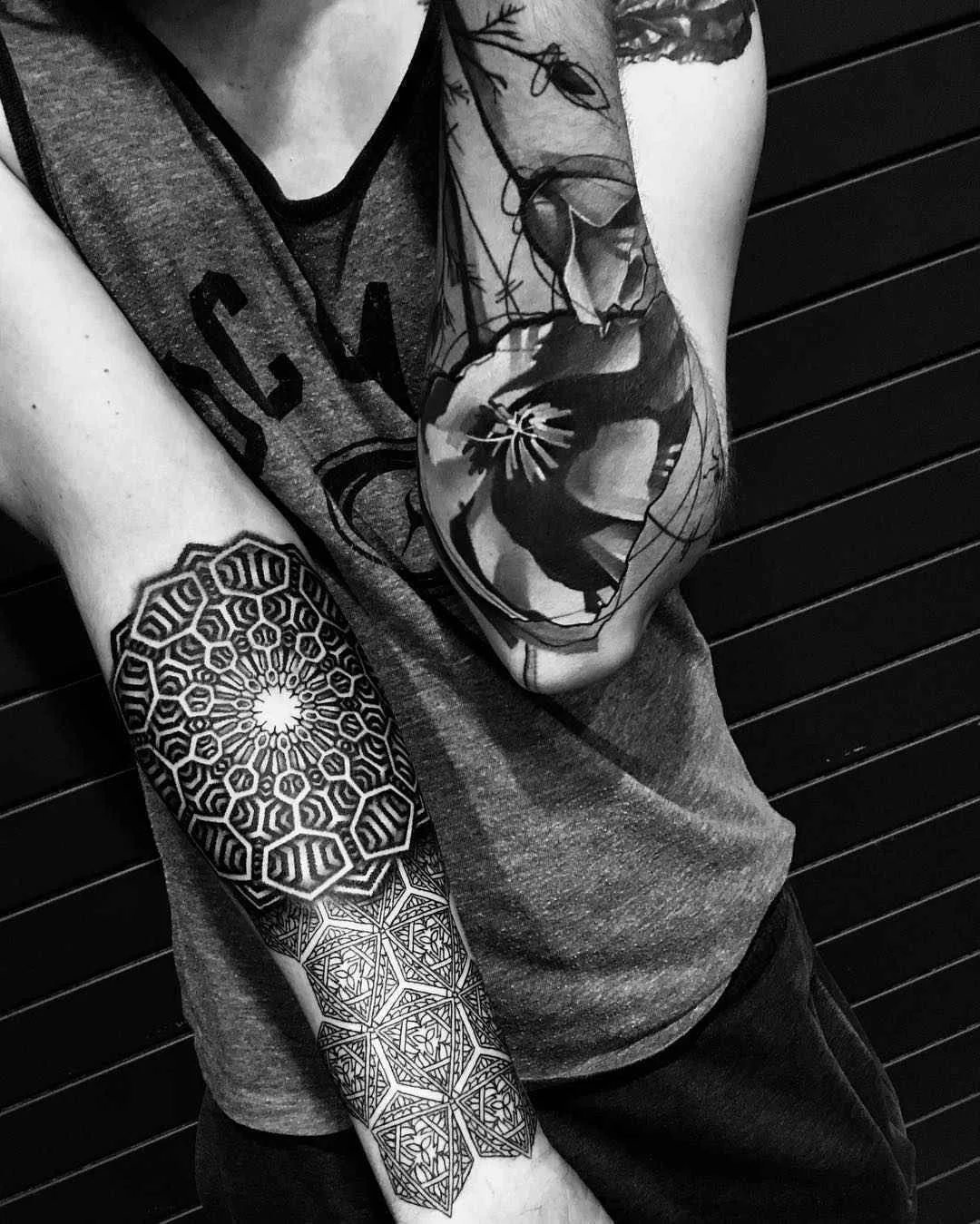 Tatuador Jessi Manchester, estilo do autor tatuagem preta decorativa | EUA