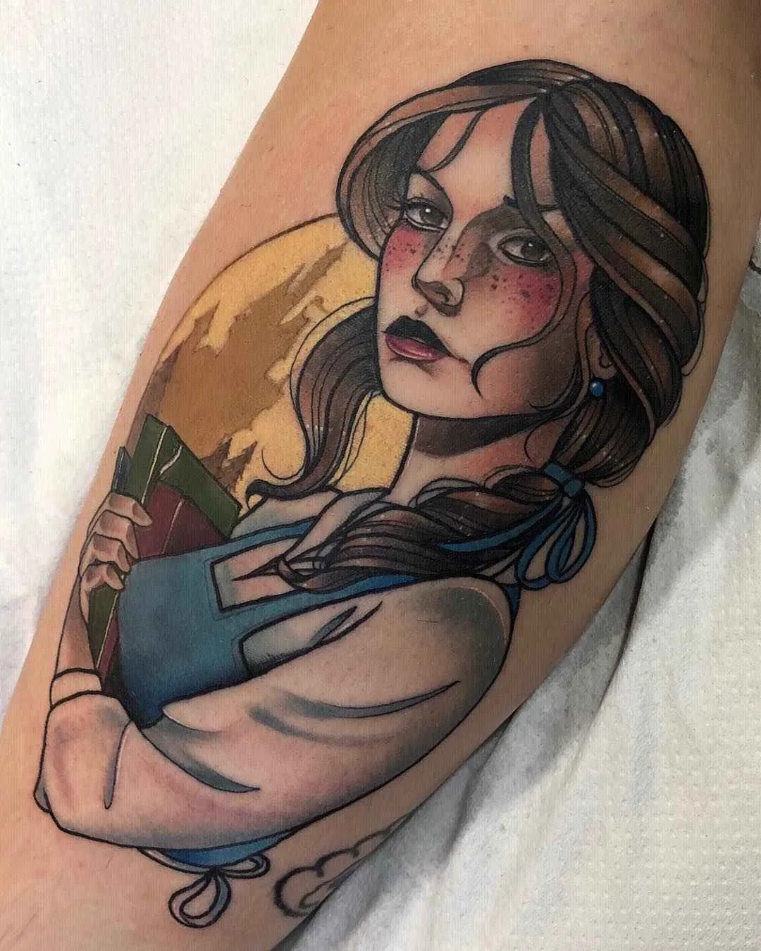Artista di tatuaggi Raquel Escudero, tatuaggio a colori neo tradizionale di film | Spagna