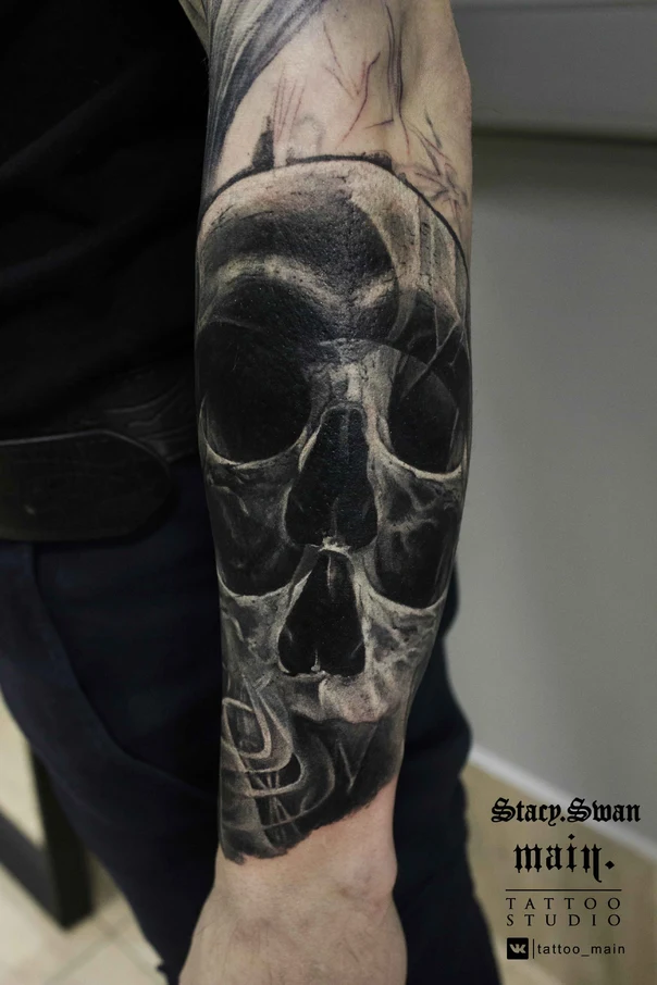 Чёрно-серая Skull tattoo на Предплечье