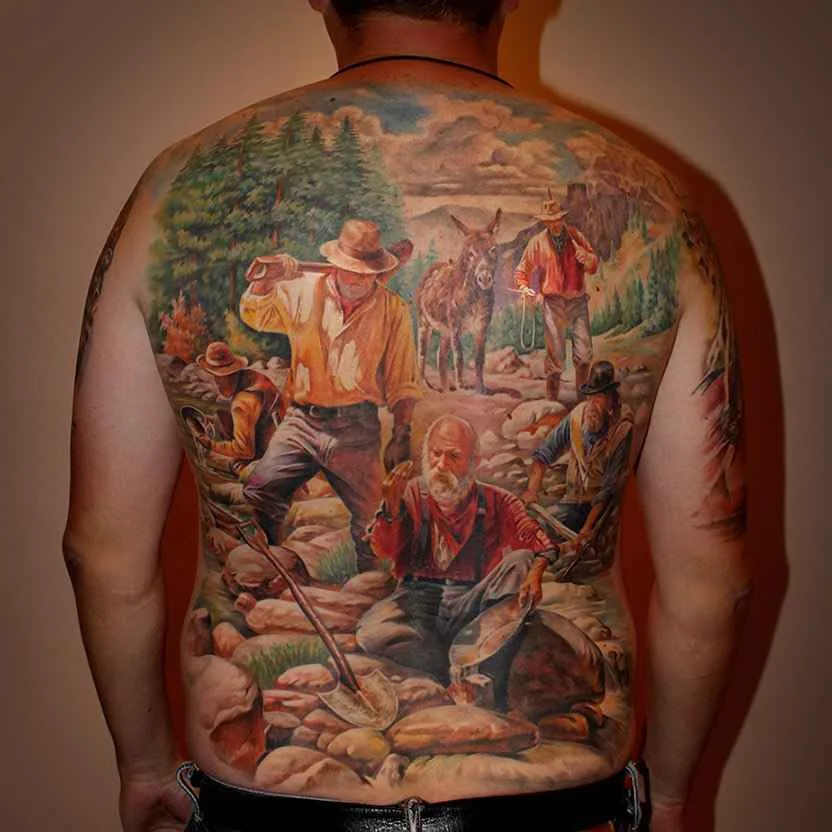 Artista di tatuaggi Zinaida Pasko, ritratto in colore e nero e grigio, realismo, minimalismo | Mosca, Russia