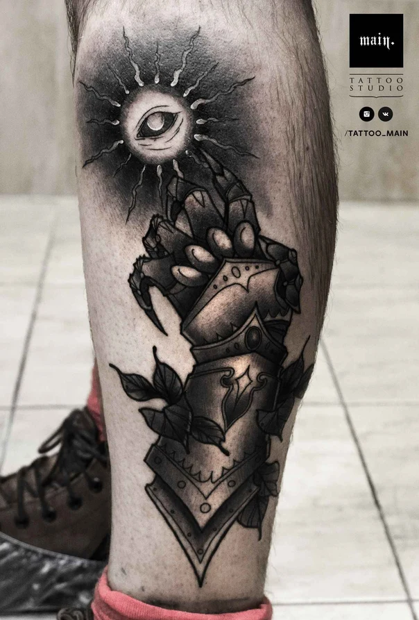 Чёрно-серая Eye, Hand tattoo на Икра
